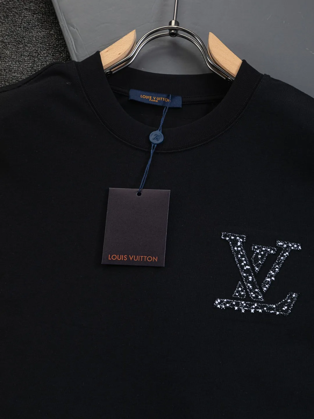 🅿️220 Louis Vuitton 1V LV lv slightly wide version S-XL LV 26ss new products are available at counters simultaneously. Multiple craftsmanship. Spotted letter logo on the chest🪡 embroidery. Large spotted letter logo on the back panel🪡 embroidery. Round neck short-sleeved T-shirt, same style for men and women! Consigned to one-to-one creation. Synchronized with the official website, pure cotton fabrics at the counter! It is close to the skin and comfortable, durable and easy to wear. It has a classic and simple logo design and meticulous original craftsmanship. Short-sleeves, a must-have item for men, do not appear to be the same for the general public, but must be unique and eye-catching. This LV short-sleeve is all about quality, comfort, the same shape and fashion as always, including fabrics and cutting techniques. All of them have been made with great effort! 320 grams of washed pure cotton fabric, pure cotton is breathable, very refreshing and comfortable for daily wear. The rib knitting on the neckline is smooth and tight, and the neckline will not be skewed if you toss it at will. The loose version, you will find that it looks really good on the upper body. The overall is minimalist and neat, super versatile for daily use! Pair it casually with a pair of pants for a youthful look. A T-shirt will make your outfit crazy. It is a fashionable item that can never go wrong! Color: Black White Size: S-XL Size chart: S: Shoulder width 50-Bust 56-Length 70 M: Shoulder width 52-Bust 57-Length 72 L: Shoulder width 54-Bust 59-Length 74 XL: Shoulder width 56-Bust 62-Length 76
